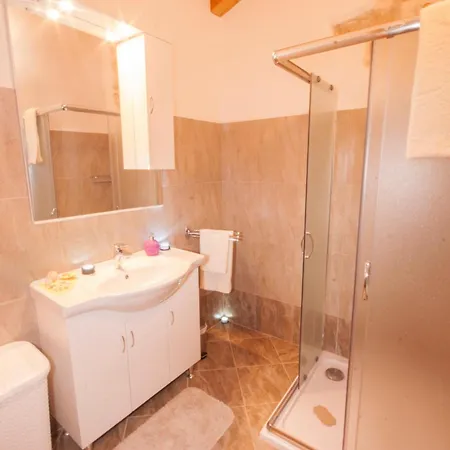 Anton, A Luxurious Rustic In A Peaceful Setting Pifari
