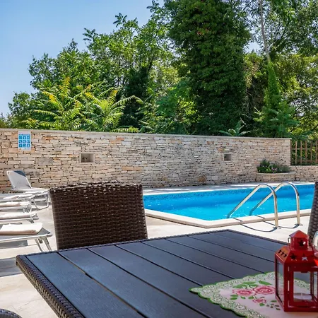 Anton, A Luxurious Rustic In A Peaceful Setting Pifari