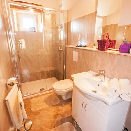 Anton, A Luxurious Rustic In A Peaceful Setting Pifari