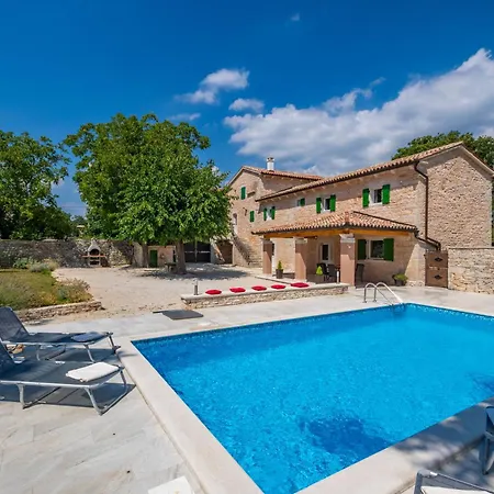 Anton, A Luxurious Rustic In A Peaceful Setting Сasa de vacaciones