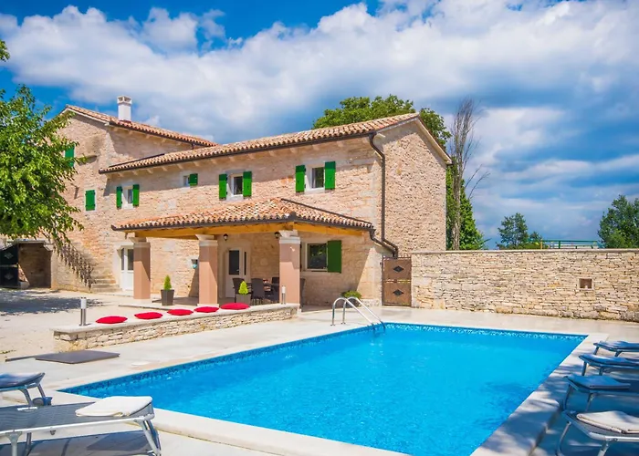 Dom wakacyjny Anton, A Luxurious Rustic In A Peaceful Setting