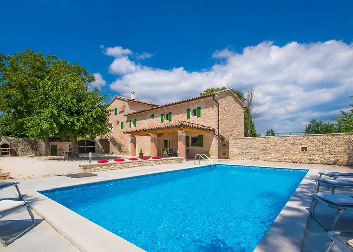 Dom wakacyjny Anton, A Luxurious Rustic In A Peaceful Setting