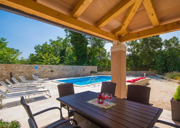 Dom wakacyjny Anton, A Luxurious Rustic In A Peaceful Setting *